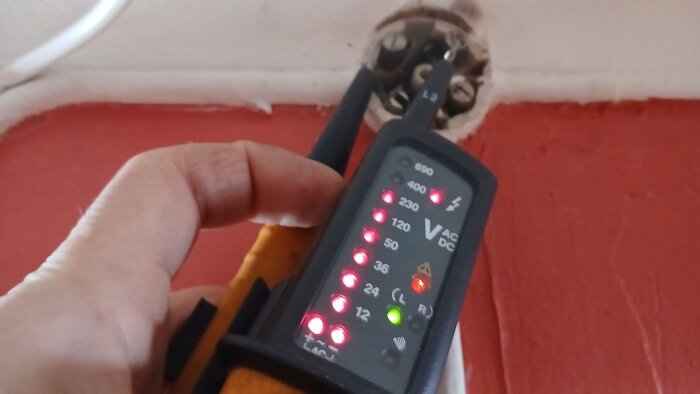 Spänningsprovare med lysdioder som visar strömstyrka från 12V till 690V, används vid vägganslutning.
