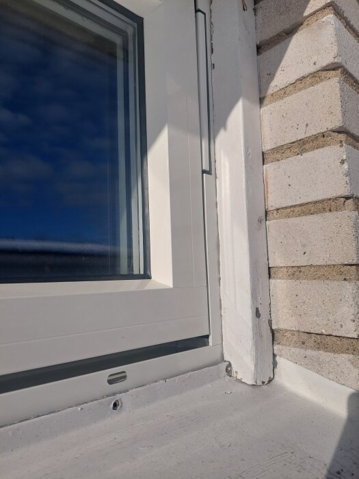 Närbild av ett nyinstallerat våtrumsfönster, visande hur tätskikt och fasad möts i en renoveringssituation.