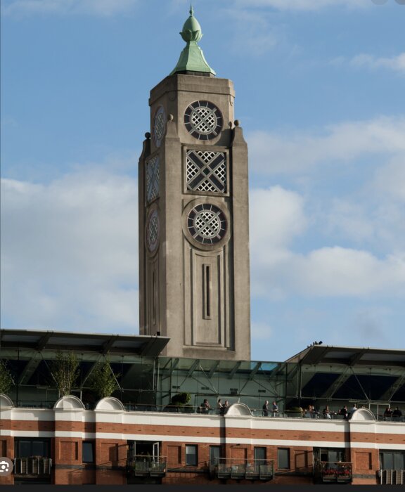 Klocktornet på OXO Tower Building i London med blå himmel i bakgrunden.