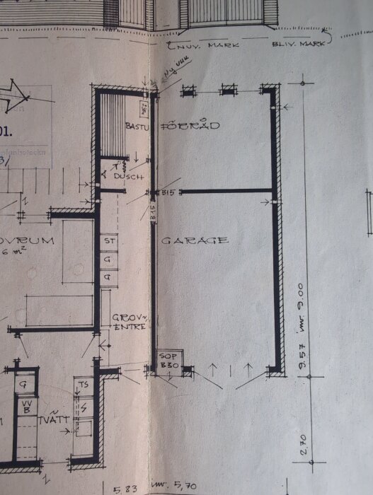 Arkitektritning med planlösning över byggnad, visar rum som bastu, dusch, föråd och garage, med exakta mått och placeringar tydligt angivna.