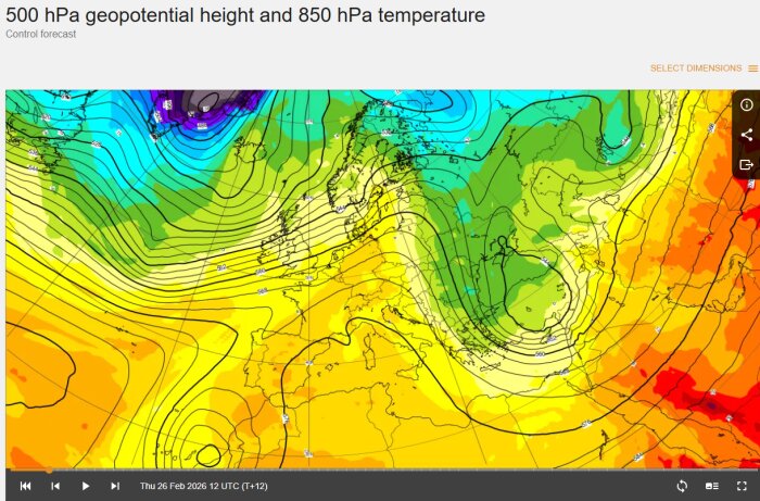 Väderkarta över Europa visar temperaturer i 850 hPa från blått i norr till orange i söder, med isobarer och höjdkurvor vid 500 hPa.