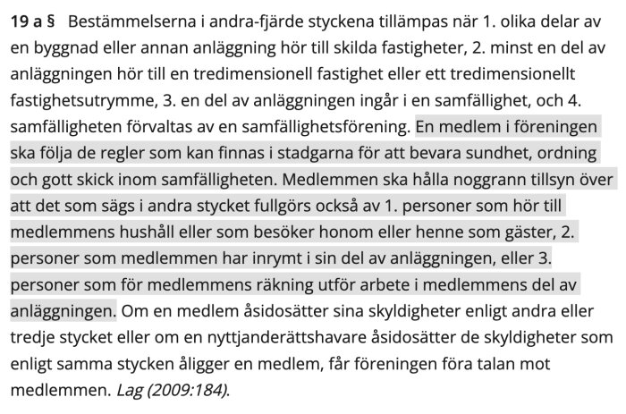 Bild av en text från en lagparagraf om samfällighetsföreningens regler gällande medlemmars skyldigheter och tillsyn i en fastighetsanläggning.