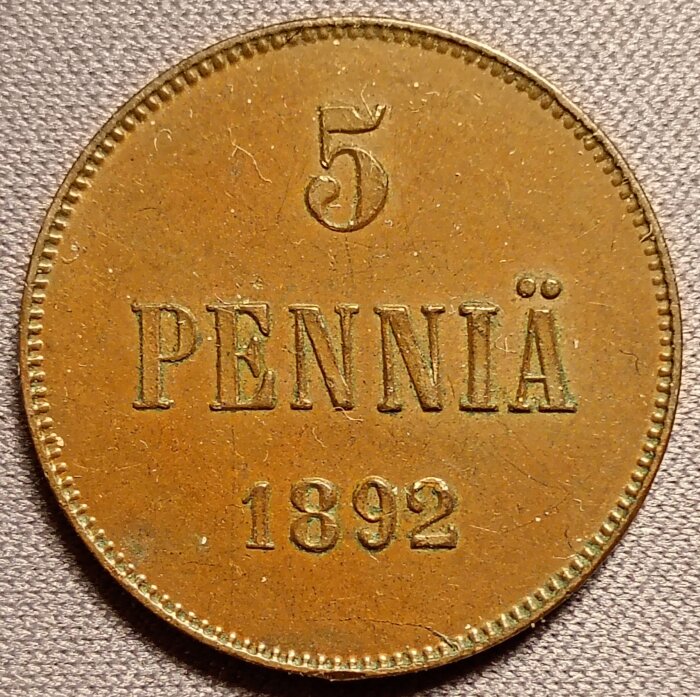 Finsk mynt 5 penni från 1892, med texten "5 PENNIÄ 1892" präglad, del av ryskt storfurstendöme.