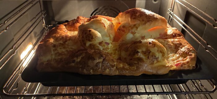 Fläskpannkaka bakas i ugnen, gyllenbrun och puffig, serveras med smör och lingonsylt.