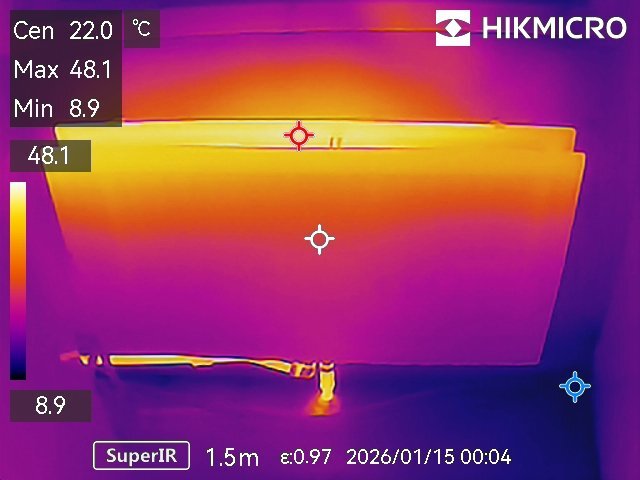 Termografisk bild av radiator som visar ojämn temperatur, med varma och kalla områden markerade i olika färger.
