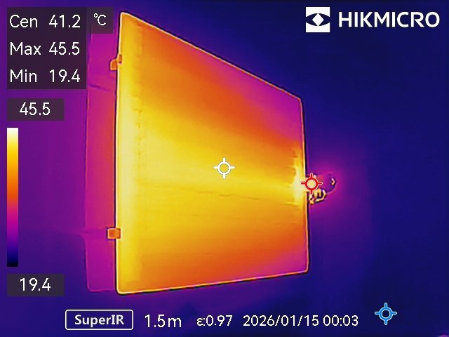 Termografisk bild av radiator med ojämn värmefördelning, visar temperaturer från 19,4°C till 45,5°C.