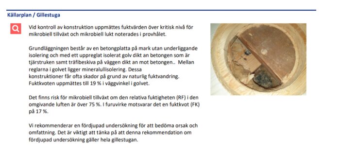 Bild av ett öppnat hål i ett trägolv, visar fuktskador och möjlig mikrobiell tillväxt i grundläggningen av en källare/gillestuga.