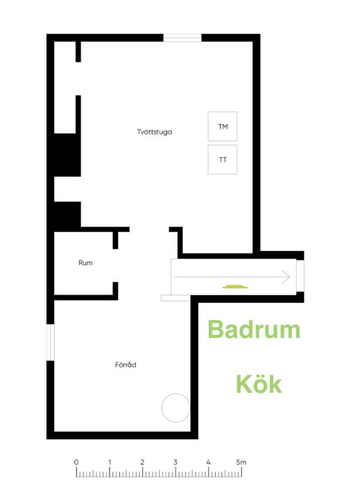 Planskiss över ett bostadsutrymme med tvättstuga, rum, förråd och anslutningar till kök och badrum. Måttskala längst ner.