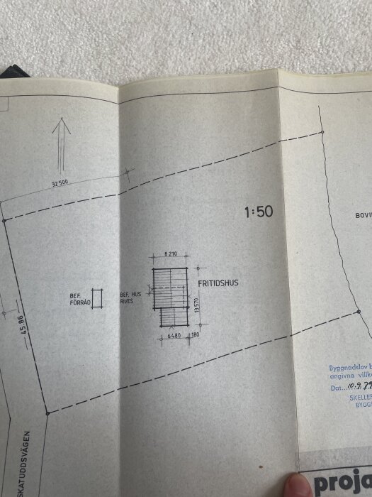 Gammal bygglovsritning från 1979 som visar en tomtkarta med mått och placering av fritidshus och befintliga byggnader.