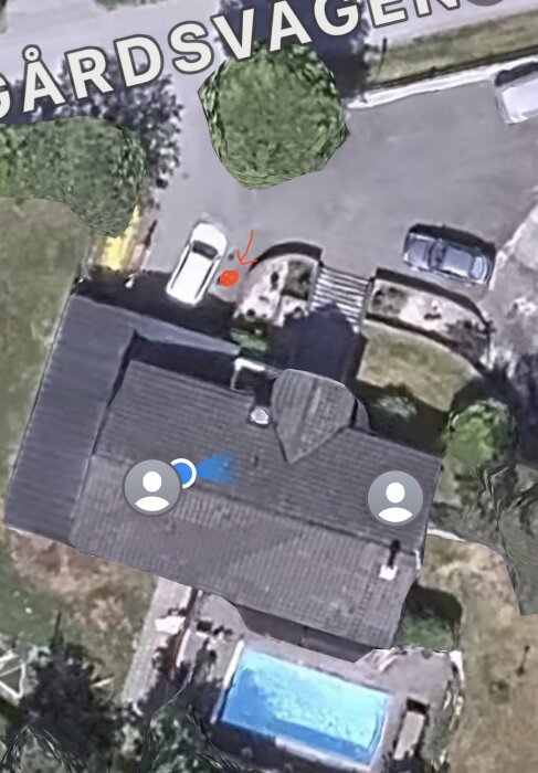Satellitbild av ett hus med pool, parkerade bilar på uppfarten, och ett markerat område med en röd pil och cirkel vid ena sidan av huset.