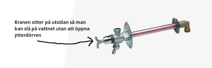 Utkastare med kran för utomhusbruk, kopplas före avstängningen inomhus. Markerad pil visar kranens placering på utsidan för lätt åtkomst.