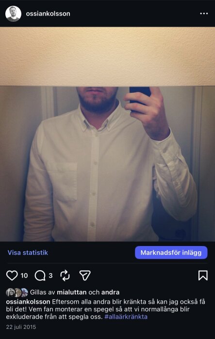 En man i vit skjorta står framför en spegel som är för lågt monterad, så att ansiktet delvis ej syns.