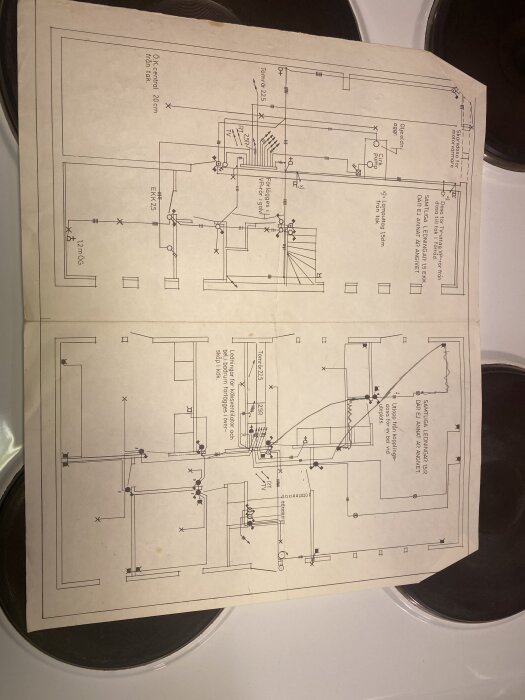 Ritning av ett våningsplans layout från ett Myresjöhus byggt 1969, visar detaljer för el- och VVS-system inför planerade renoveringar.