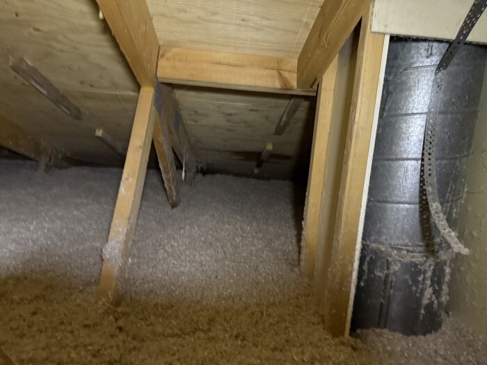 Vind med isolering, takstolar och en ventilationskanal, tagen som del av undersökning av takläcka i nyinköpt hus.