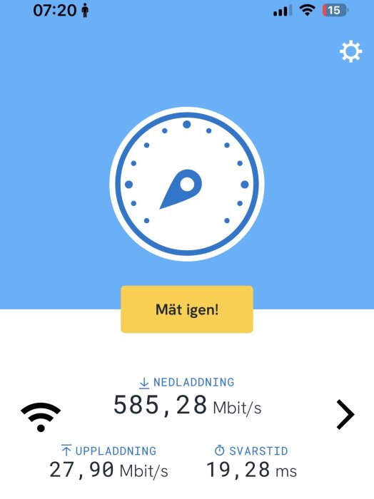Hastighetstest med nedladdning 585,28 Mbit/s, uppladdning 27,90 Mbit/s och svarstid 19,28 ms. Blå bakgrund med mätarförklaring och “Mät igen”-knapp.