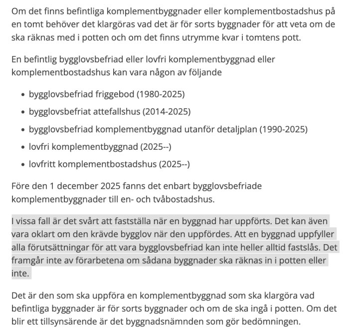 Textutdrag om bygglov för komplementbyggnader; lyfter tidsperioder för bygglovsbefrielse och diskuterar svårigheter med att fastställa bygglovsstatus.