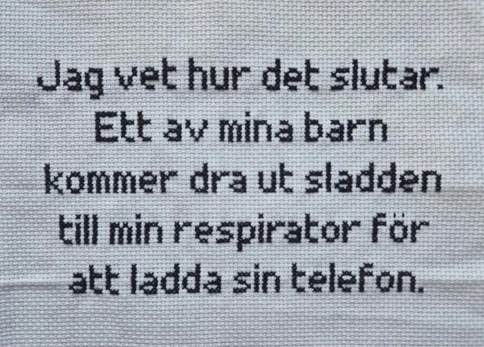 Broderi med texten: "Jag vet hur det slutar. Ett av mina barn kommer dra ut sladden till min respirator för att ladda sin telefon.