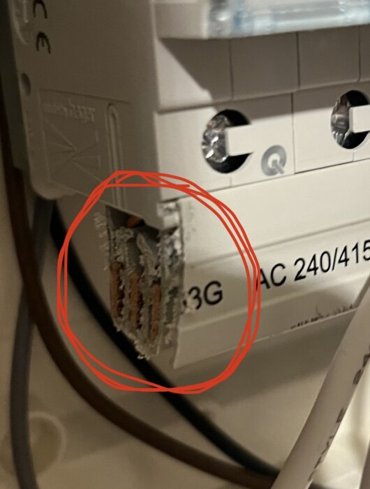 Öppen elcentral med Shelly 3-fas mätare, exponerade kopparpoler markerade med en röd cirkel; osäker installation av en novis.