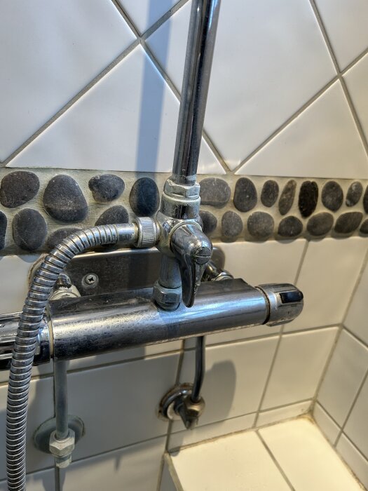 Omkopplare och duschblandare med två utgångar, problem med vattenläckage från takdusch.