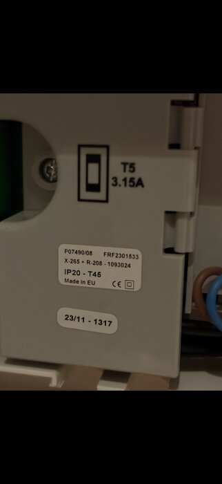 Elektrisk komponent med etikettering, inkl. beteckning 3.15A och serienummerdetaljer, monterad i en anordning, troligen relaterad till Nibe 750.