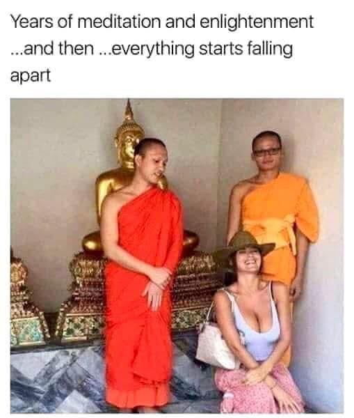 En kvinna poserar leende framför en Buddhabild, flankerad av två munkar i orange klädsel.