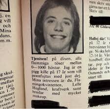 En ung persons ansikte i en gammal tidningsannons med text om deras intressen, såsom flamingokvintetten och kraftverk.