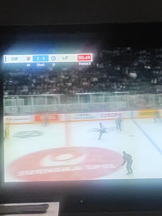 Hockeymatch visas på TV-skärm med resultatet DIF 2-5 LIF, tid kvar 49 sekunder i period 3.
