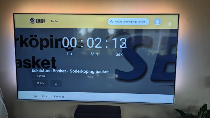 Nedräkning inför Eskilstuna Basket mot Söderköping med Svensk Basket-logotyp på en skärm.