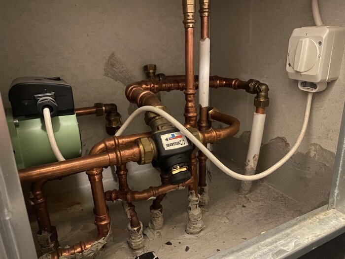 Rör och ventil för golvvärmeinstallationen i ett badrum, med fokus på hur rören är kopplade och frågan om hur man luftar systemet.