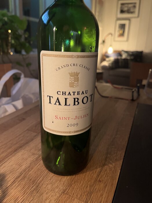 Flaska vin på ett bord, etikett med texten "Chateau Talbot Saint-Julien 2009".