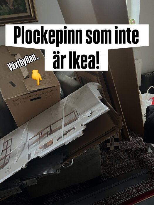 Kartonger och förpackningar med en uppbyggnadsbar hylla utan skruvar, men inte från Ikea, märkta med texten "Plockepinn som inte är Ikea".