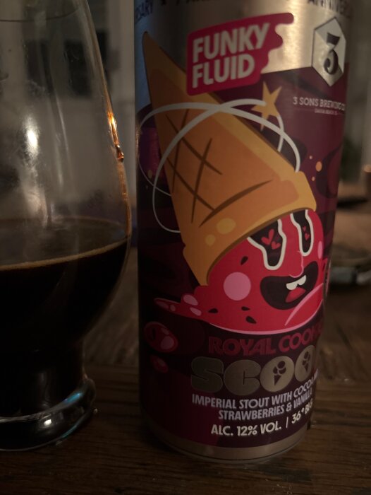 Funky Fluid Imperial Stout med smak av kakao, vanilj och jordgubbar, intill ett glas fyllt med samma dryck.