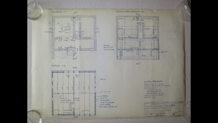 Ritning av suterränghus från 1959 med grundplan, takplan och bjälklag; rödmarkerat rum visar källarbadrum för ombyggnad.