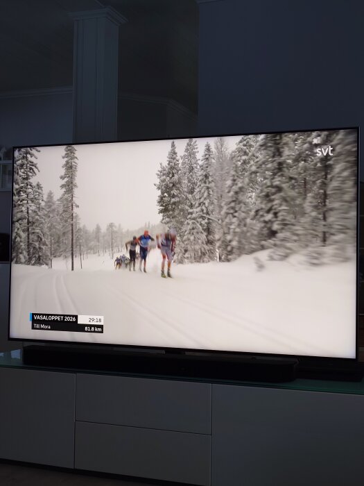 TV visar Vasaloppet 2026, skidåkare i snöigt landskap.