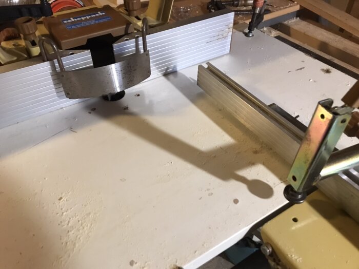 Fräsbord byggt av återanvända delar och en gammal skiva, med fokus på precision och utan kostnad.