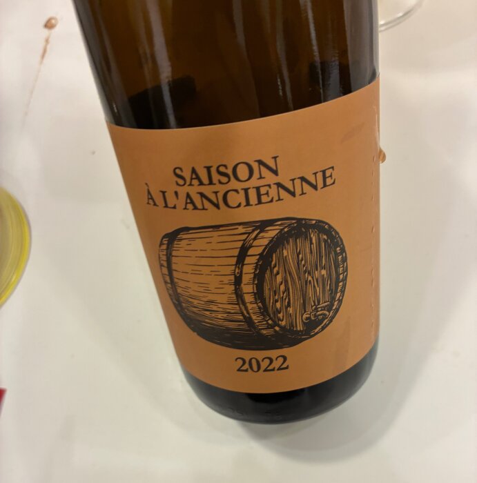 Flaska med etiketten "Saison à l'Ancienne 2022", del av ett urval från en ölmässa.