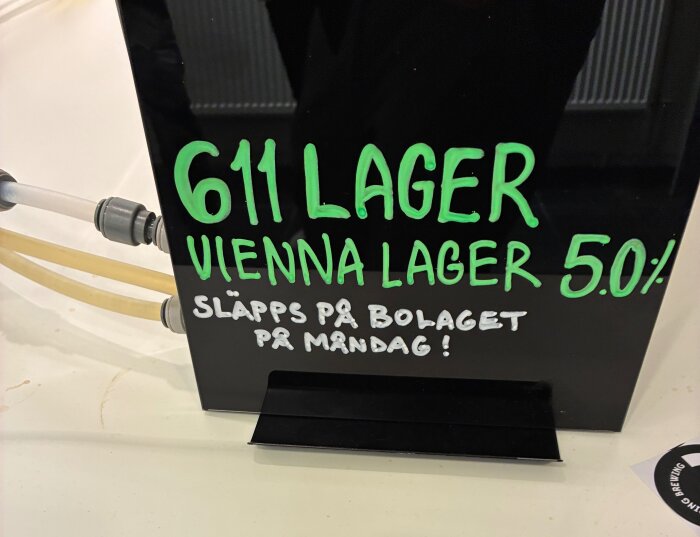 Skylt med texten "611 LAGER, VIENNA LAGER 5.0%, släpps på bolaget på måndag" vid ölmässa.