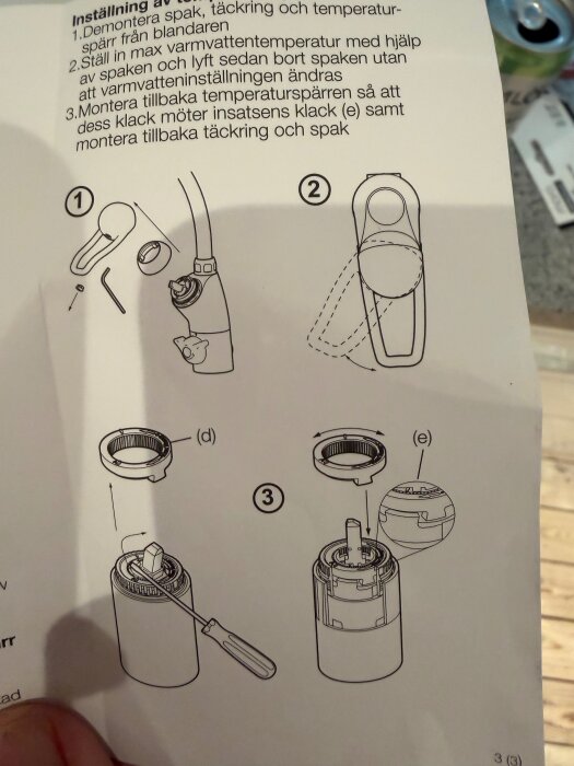 Instruktionsblad för att ta bort bygelspak på blandare; steg 1 till 3, inklusive skruvverktyg och olika delar av blandaren.