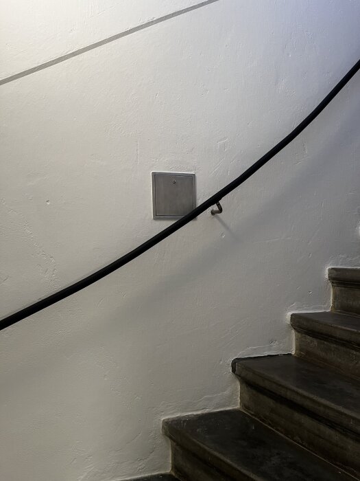 Klaffventil installerad på väggen bredvid en trappa, i ett äldre hus från 1927.