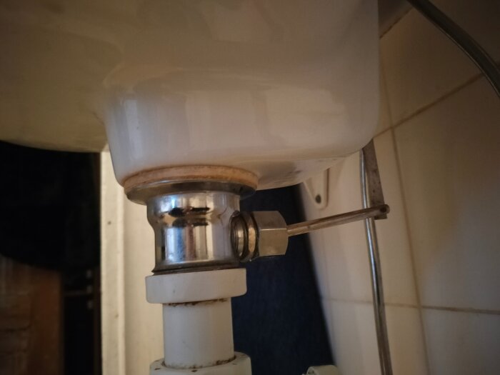 Anslutning under tvättställ med rör och ventil i närbild, frågeställning om vattenläckage och montering utan spak.