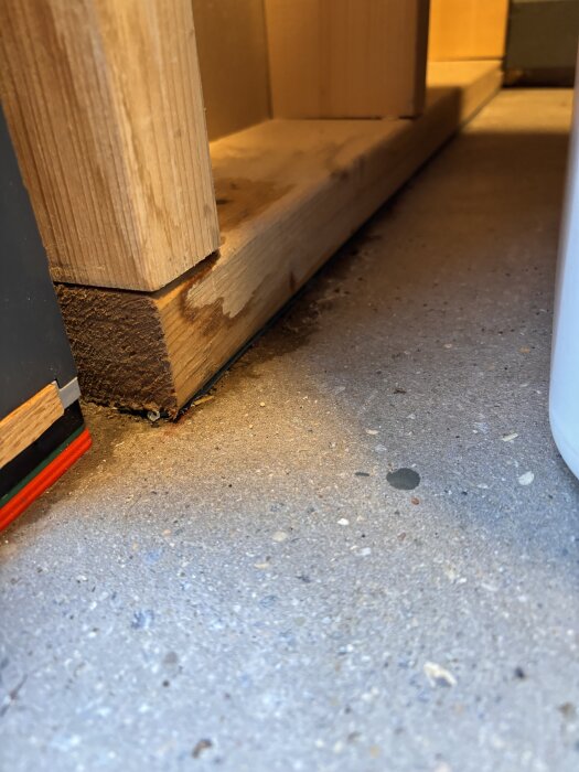Fuktig träregel på betonggolv i byggprojekt.
