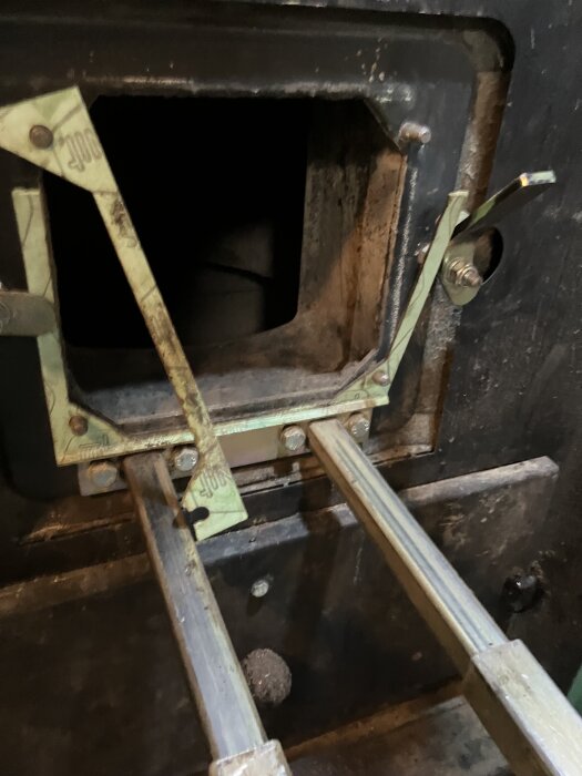 Grov sikt av en öppen pannlucka på en CTC Ekofast-panna, sedd från insidan med delvis visade fästanordningar och packning.