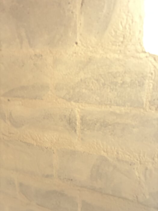 Sandig källarvägg med ojämn yta, visar behovet av förarbete innan renovering.