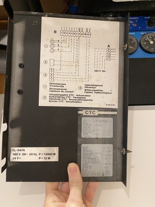 Bild på en elpannans servicelucka med ett schema och etikett som visar tillverkningsår 1993 och teknisk information.