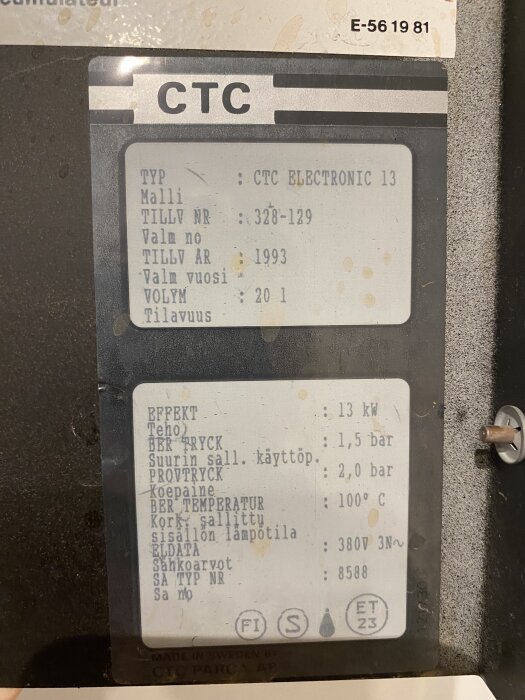 Bild på en etikett från en CTC Electronic 13 elpanna tillverkad 1993, med tekniska specifikationer som effekt och tryck.