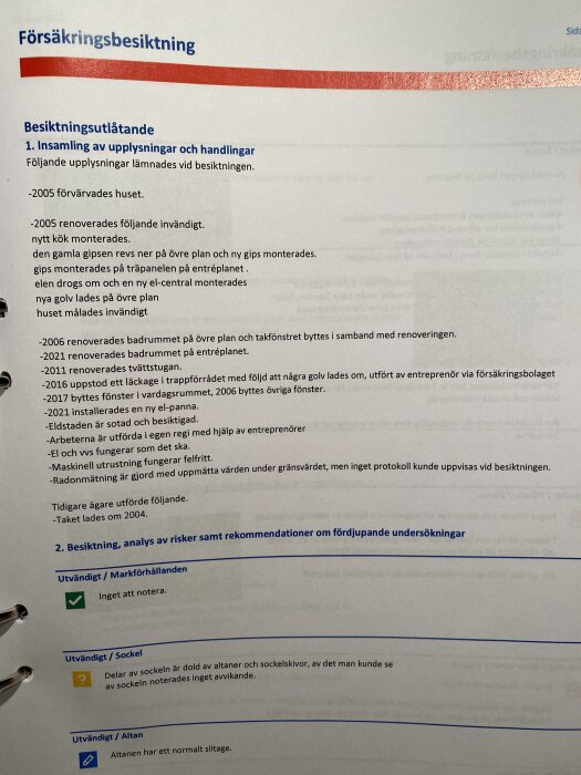 Besiktningsprotokoll med information om husrenoveringar och installation av elpanna, samt riskanalys. Textdetaljer synliga på papper med flikar.