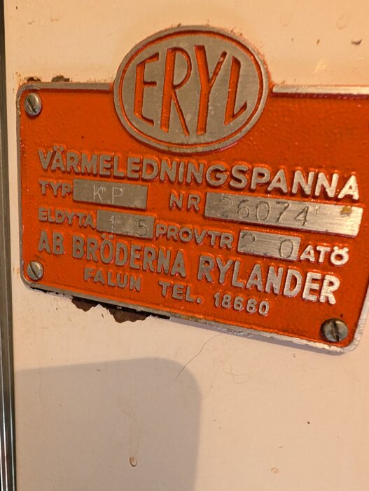 Skylt på värmeledningspanna från AB Bröderna Rylander, typ KP, med serienummer 26074 och provtryck 2.0 ATÖ, tillverkad i Falun.