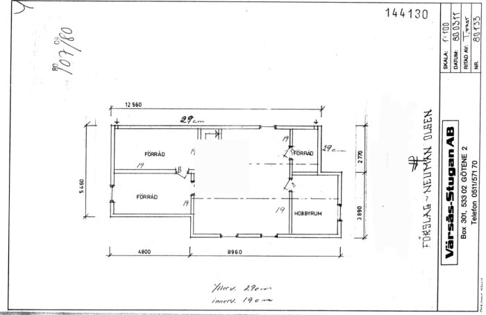 Ritning över ett hus med förråd och hobbyrum, byggt 1981, visar mått och rumsplacering för undersökning av bärande väggar och grundens utformning.