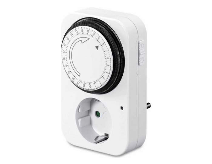 Bild på en mekanisk plug-in timer med urtavla och uttag, som används för att styra apparater enligt ett schema.
