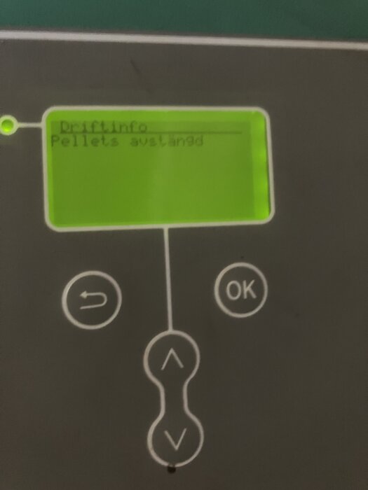 Stängd pelletsdisplay på CTC Ekoflex med meddelande "Pellets avstängd" och knappar för navigering.
